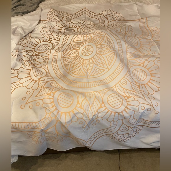 Tapestry with Gold Designs and a marbled (grey and white) background - Picture 2 of 4